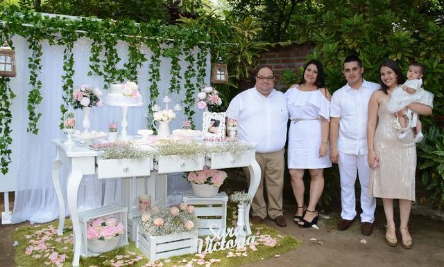 En la foto junto a sus Padrinos William Polanco y Estefany Jiménez y  sus padres Andrés Gustavo Pinilla y Karolanne Jiménez.